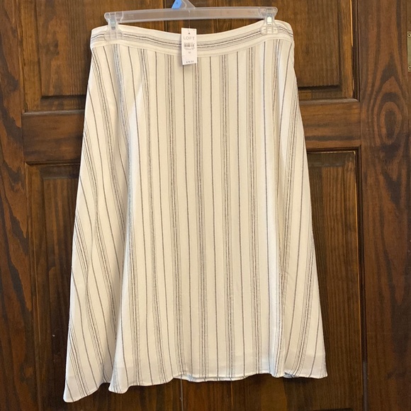 LOFT Dresses & Skirts - Loft.  New with tags, side zipper skirt.
